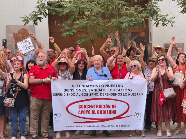Decenas de personas concentradas en las inmediaciones de Ferraz, la sede nacional del PSOE, en Madrid (España)