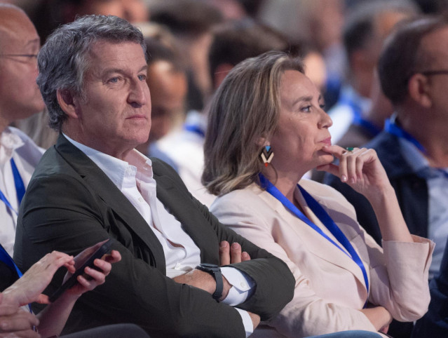 El presidente del PP, Alberto Núñez Feijóo, y la diputada del PP y exsecretaria general del PP, Cuca Gamarra, durante el XXI Congreso Nacional del Partido Popular, a 4 de julio de 2025, en Madrid (España).