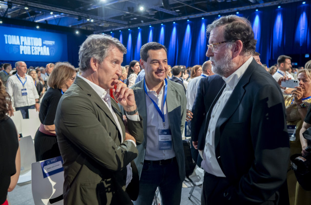 (I-D) El presidente del PP, Alberto Núñez Feijóo, el presidente de la Junta de Andalucía, Juanma Moreno, y el expresidente del Gobierno, Mariano Rajoy, durante el XXI Congreso Nacional del Partido Popular, a 4 de julio de 2025, en Madrid (Foto de archivo)