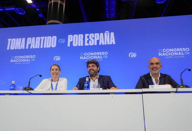 La presidenta del PP de Extremadura, María Guardiola, junto al presidente de Murcia, Fernando López Miras, y el portavoz del PP en el Ayuntamiento de Barcelona, Dani Sirera, en el XXI Congreso Nacional Extraordinario que el PP celebra este fin de semana