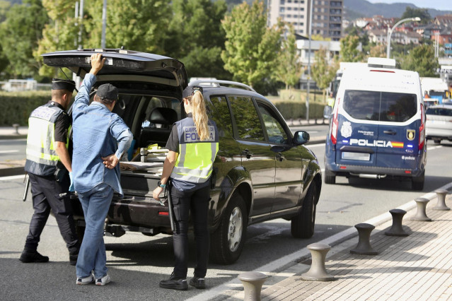 Archivo - Varios agentes de la Policía Nacional detienen a un vehículo durante un control policial