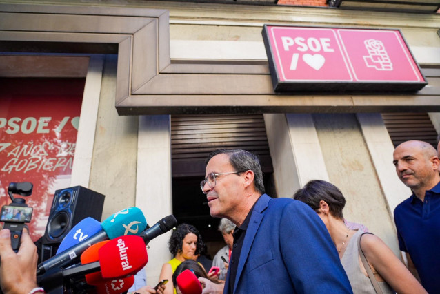 El secretario general del PSOE de Extremadura, Miguel Ángel Gallardo, este sábado a las puertas de la sede nacional del partido en Madrid