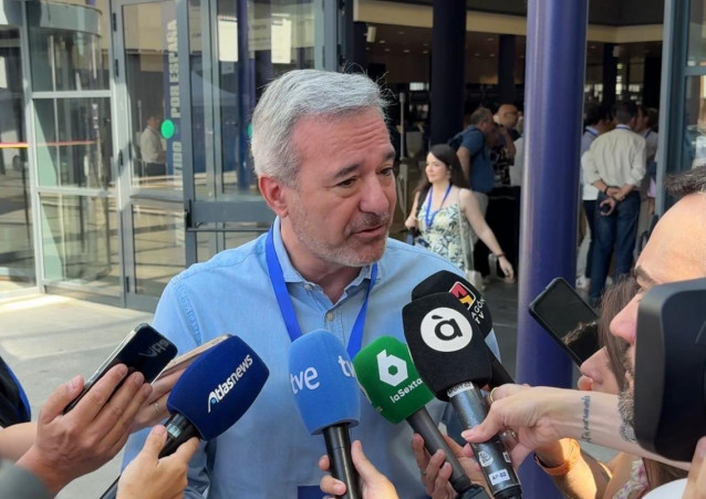 El presidente del PP Aragón, Jorge Azcón atiende a los medios de comunicación antes de asistir al Congreso nacional del PP en Madrid este sábado.