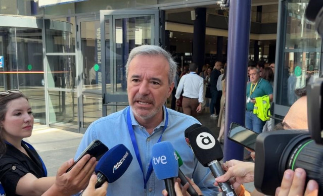 El presidente del Gobierno de Aragón y presidente del PP Aragón, Jorge Azcón, atiende a los medios de comunicación antes de asistir al Congreso nacional del PP en Madrid.