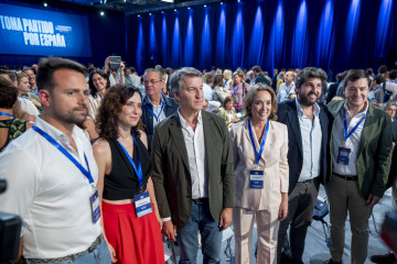 (I-D) El presidente del PP de Asturias, Álvaro Queipo, la presidenta de la Comunidad de Madrid, Isabel Díaz Ayuso, el presidente del PP, Alberto Núñez Feijóo, la diputada del PP y exsecretaria ge