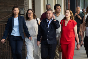 El presidente de Castilla-La Mancha, Emiliano García-Page (c), a su llegada a la reunión del Comité Federal del PSOE, en la sede federal del partido, a 5 de julio de 2025, en Madrid (España).