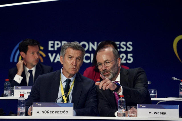 Archivo - El presidente del Partido Popular Europeo, Manfred Weber, y el presidente del Partido Popular, Alberto Núñez Feijóo, en Valencia, Comunidad Valenciana (España).