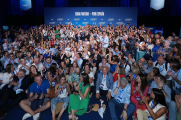 El líder del PP, Alberto Núñez Feijóo, posa con el PP gallego en el marco del XXI congreso nacional del PP.