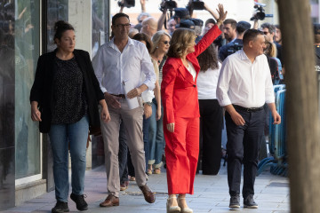 La ministra de Educación, Formación Profesional y Deportes y secretaria general del PSOE de Aragón, Pilar Alegría (2d), a su llegada a la reunión del Comité Federal del PSOE, en la sede federal 