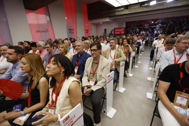 El alcalde de Barcelona, Jaume Collboni (2d), y el presidente de la Generalitat de Catalunya, Salvador Illa (d), durante la reunión del Comité Federal del PSOE, en la sede federal del partido, a 5 de julio de 2025, en Madrid (España). El Comité Federal de