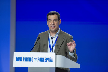 El presidente de la Junta de Andalucía, Juanma Moreno, interviene durante la segunda jornada del XXI Congreso Nacional del Partido Popular, a 5 de julio de 2025, en Madrid (España).