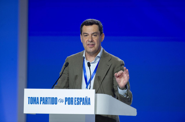 El presidente de la Junta de Andalucía, Juanma Moreno, interviene durante la segunda jornada del XXI Congreso Nacional del Partido Popular, a 5 de julio de 2025, en Madrid (España).