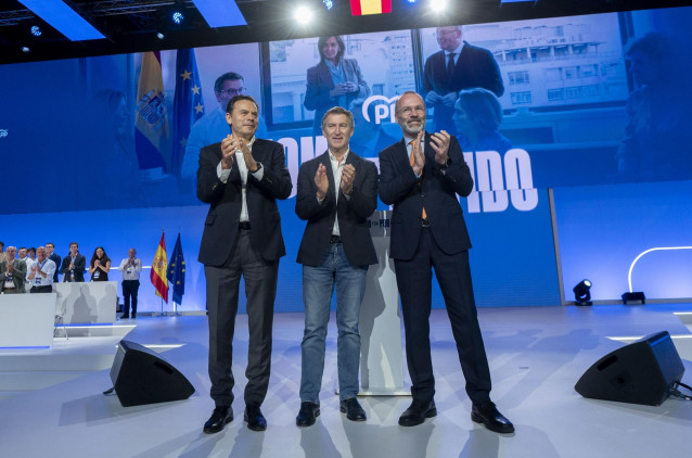 (I-D) El primer ministro de Portugal, Luís Montenegro, el presidente del PP, Alberto Núñez Feijóo, y el presidente del Partido Popular Europeo, Manfred Weber, durante la segunda jornada del XXI Congreso Nacional del Partido Popular, a 5 de julio de 2025,