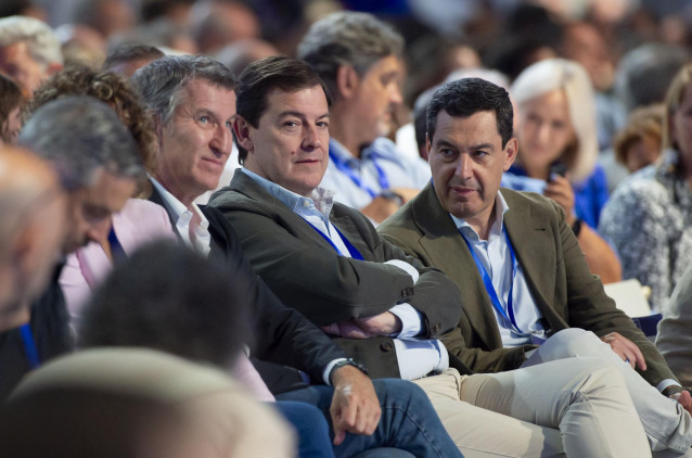 (I-D) El presidente del PP, Alberto Núñez Feijóo, el presidente de la Junta de Castilla y León, Alfonso Fernández Mañueco, y el presidente de la Junta de Andalucía, Juanma Moreno, durante la segunda jornada del XXI Congreso Nacional del Partido Popular