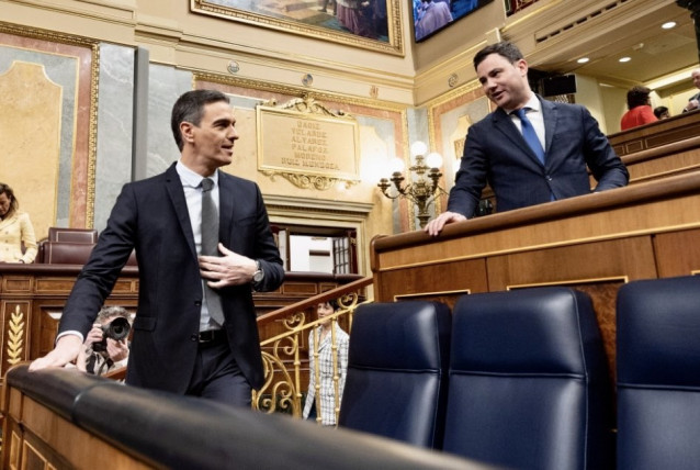 El secretario general del PSOE de León, Javier Alfonso Cendón, en una fotografía junto a Pedro Sánchez
