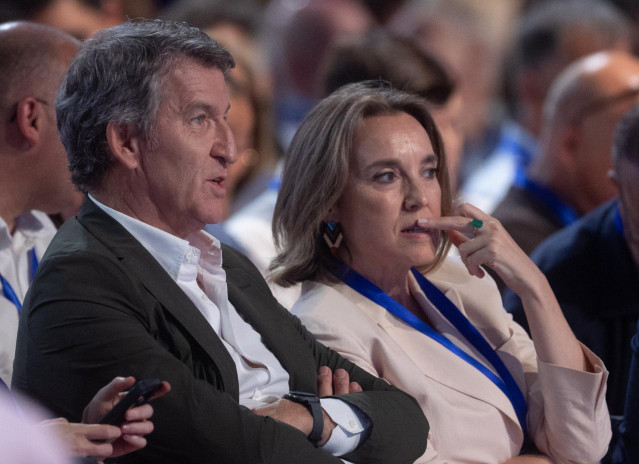 El presidente del PP, Alberto Núñez Feijóo, y la diputada del PP y exsecretaria general del PP, Cuca Gamarra, durante el XXI Congreso Nacional del Partido Popular, a 4 de julio de 2025, en Madrid (España).