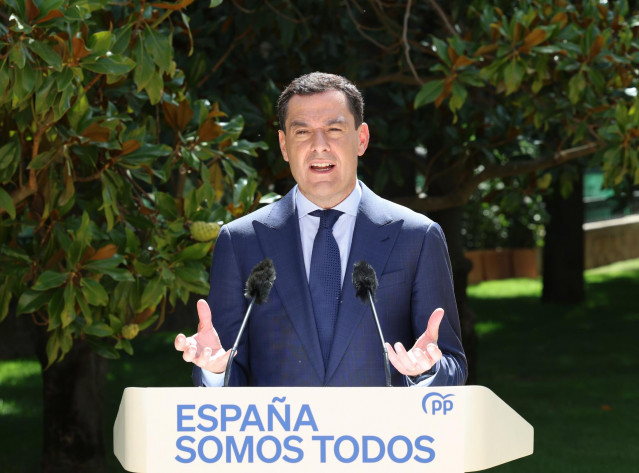 Archivo - El presidente de la Junta de Andalucía, Juanma Moreno, durante una rueda de prensa posterior a la reunión con los barones del PP y el presidente del PP, en el Palacio de los Duques de Pastrana, a 6 de septiembre de 2024, en Madrid (España).