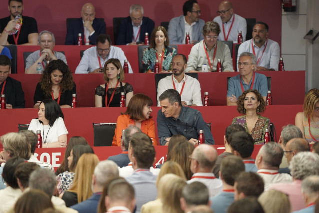 La nueva secretaria de Organización del PSOE, Rebeca Torró, la presidenta del PSOE, Cristina Narbona, el secretario general del PSOE y presidente del Gobierno, Pedro Sánchez, en el Comité Federal del PSOE.