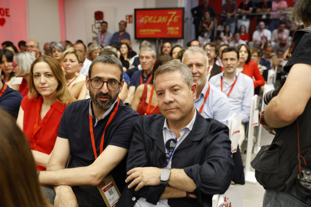 El presidente de Castilla-La Mancha, Emiliano García-Page (d), durante la reunión del Comité Federal del PSOE, en la sede federal del partido, a 5 de julio de 2025, en Madrid (España).