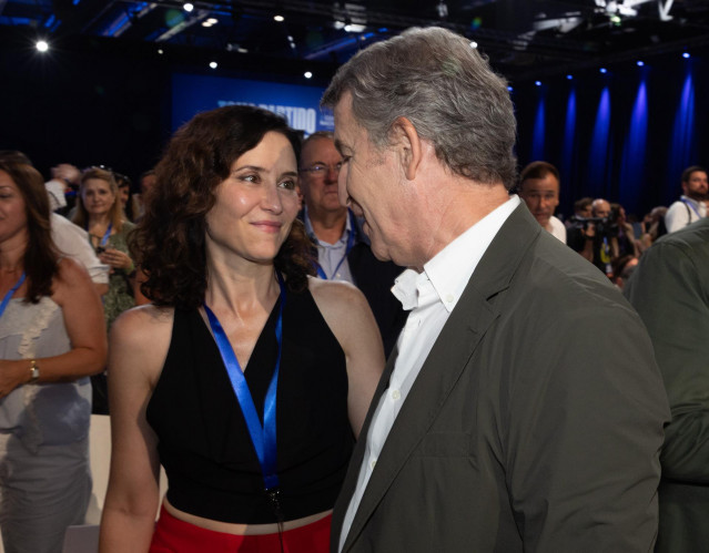 La presidenta de la Comunidad de Madrid, Isabel Díaz Ayuso, y el presidente del PP, Alberto Núñez Feijóo, a su llegada al XXI Congreso Nacional del Partido Popular, a 4 de julio de 2025, en Madrid (España).