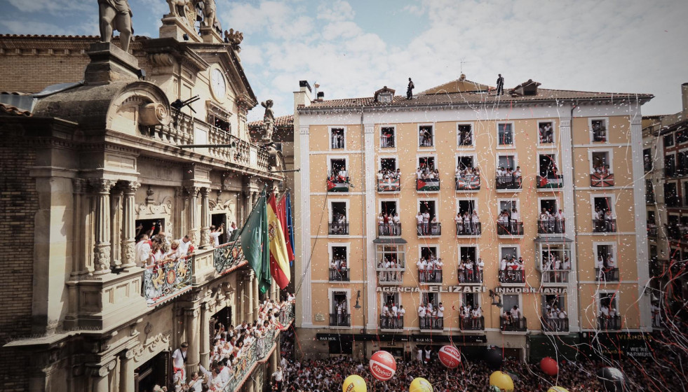 EuropaPress 6842485 cientos personas chupinazo san fermin 2025 plaza ayuntamiento julio 2025