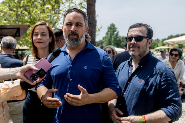 Archivo - Santiago Abascal atiende a los medios de comunicación antes de una comida con afiliados y simpatizantes de Vox, en El Jardín de la Chalota, a 1 de junio de 2025