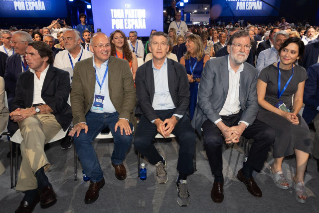 (I-D) El expresidente del Gobierno, José María Aznar, el secretario general del PP, Miguel Tellado, el presidente del PP, Alberto Núñez Feijóo, el expresidente del Gobierno, Mariano Rajoy, y la presidenta de la Comunidad de Madrid, Isabel Díaz Ayuso, dura