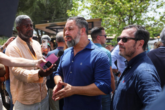 Archivo - El presidente de Vox, Santiago Abascal (c), atiende a los medios de comunicación antes de una comida con afiliados y simpatizantes de Vox, en El Jardín de la Chalota