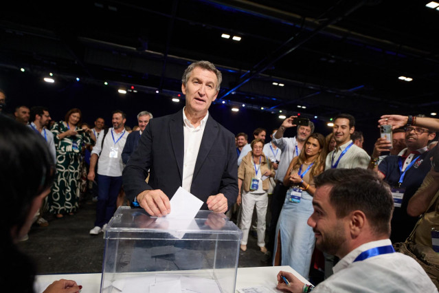 El presidente del PP, Alberto Núñez Feijóo, votando durante la segunda jornada del XXI Congreso Nacional del Partido Popular, a 5 de julio de 2025, en Madrid (España). Con el lema ‘Toma partido por España’, XXI Congreso del PP, celebrado en Madrid del 4 a