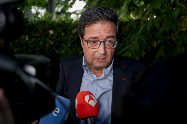 El ministro para la Transformación Digital y para la Función Pública, Óscar López Águeda, atiende a los medios de comunicación, antes de la entrega de los premios Merca2, en el Hotel Rosewood Villa Magna, a 19 de junio de 2025, en Madrid (España).
