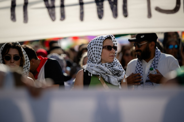 Archivo - Varias personas durante una manifestación por el Día del Orgullo y a favor de Palestina, en Plaza Universitat, a 29 de junio de 2024, en Barcelona, Catalunya (España).