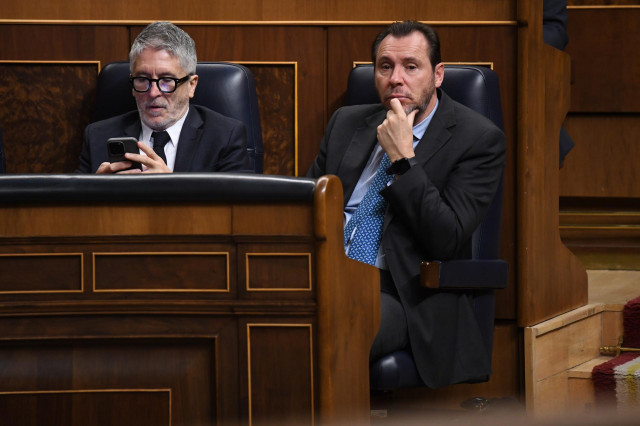 Archivo - El ministro de Interior, Fernando Grande-Marlaska (i) y el ministro de Transportes y Movilidad Sostenible, Óscar Puente, durante una sesión plenaria, en el Congreso de los Diputados, a 7 de mayo de 2025, en Madrid (España).