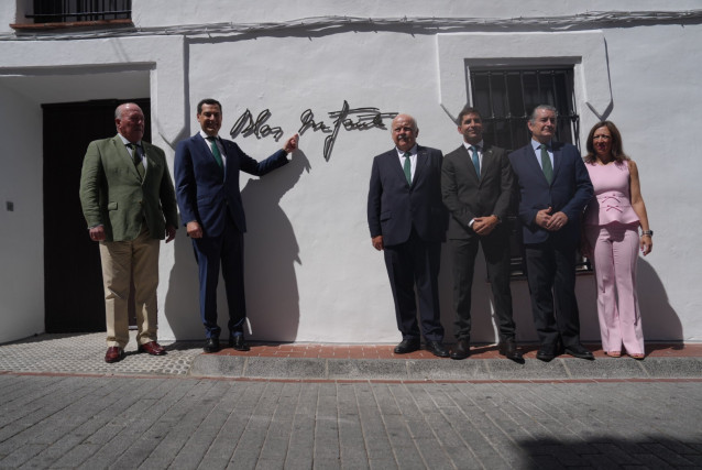 El presidente de la Junta de Andalucía, Juanma Moreno, y el presidente del Parlamento, Jesús Aguirre, han inaugurado este lunes en Casares (Málaga) la ampliación de la casa natal de Blas Infante