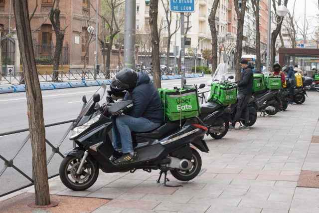 Archivo - Un repartidor de la empresa Uber Eats