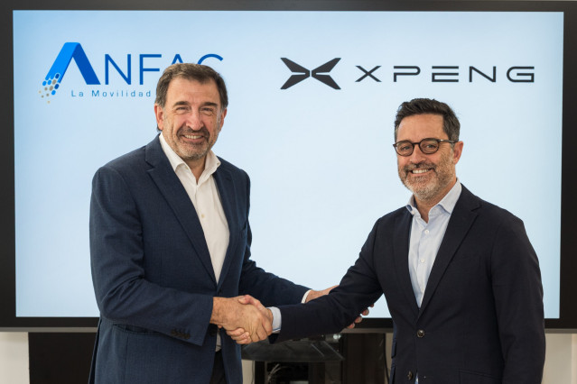 El director general de Anfac, José López-Tafall  y el general manager de XPeng España, Ignacio Román.