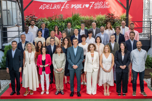 El presidente del Gobierno, Pedro Sánchez (c), posa junto a los miembros de la Ejecutiva del PSOE, tras la reunión de la Comisión Ejecutiva Federal en la sede de Ferraz, a 7 de julio de 2025, en Madrid (España).