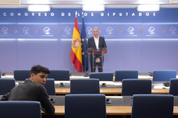 Archivo - Imagen de una rueda de prensa en el Congreso
