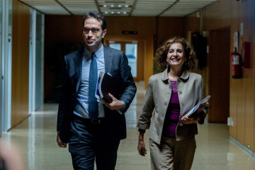 Archivo - La vicepresidenta primera y ministra de Hacienda, María Jesús Montero, y el ministro de Economía, Comercio y Empresa, Carlos Cuerpo.