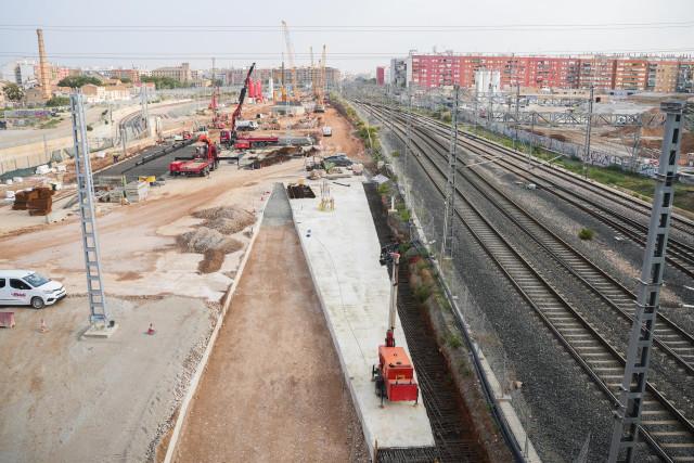 Archivo - Vista de las obras del Corredor Mediterráneo, en el Puente de la Av. Fernando Abril Martorell, a 23 de septiembre de 2024, en Valencia, Comunidad Valenciana (España).