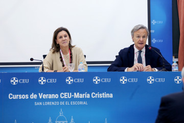 El presidente de la Asociación Española de Empresas Tecnológicas de Defensa, Seguridad, Aeronáutica y Espacio (TEDAE), Ricardo Martí Fluxá, junto a la exministra de Defensa María Dolores de Cos