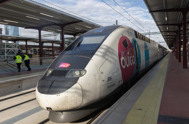 Archivo - Un tren de Ouigo en la estación de Chamartín-Clara Campoamor