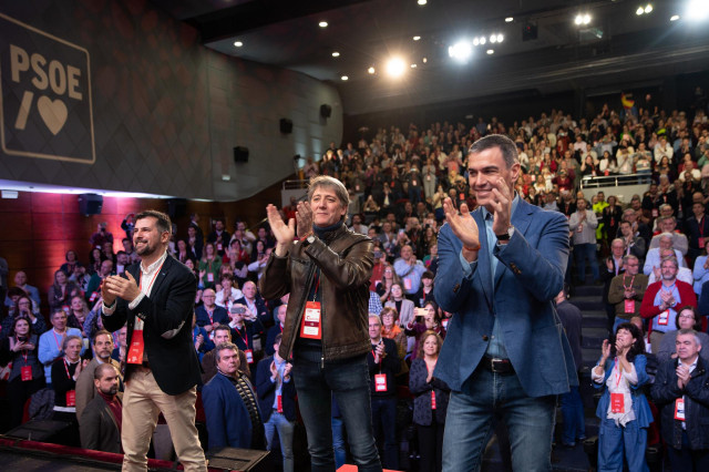 Archivo - Luis Tudanca (I), Carlos Martínez (C) y Pedro Sánchez (D) en la inauguración del XV Congreso del PSOE de Castilla y León que se celebra en Palencia.