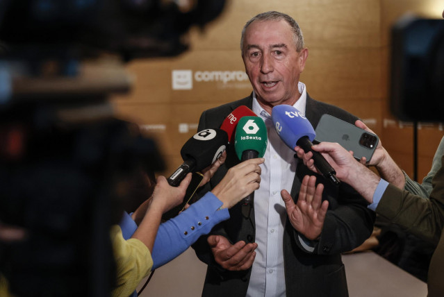 Archivo - El síndic de Compromís en Les Corts, Joan Baldoví, atiende a los medios de comunicación