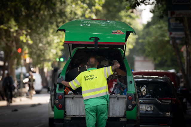 Archivo - Un trabajador de recogida de basuras, a 10 de mayo de 2023, en Barcelona, Cataluña (España).