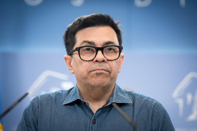 El portavoz de los Comuns y secretario primero de la Mesa del Congreso, Gerardo Pisarello, durante una rueda de prensa en el Congreso de los Diputados, a 8 de julio de 2025, en Madrid (España).