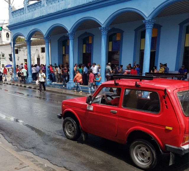 Archivo - COLAS EN CUBA