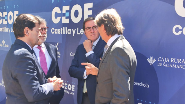 El presidente de CEOE, Antonio Garamendi, junto al presidente de la CEOE Castilla y León y el presidente de Castilla y León.