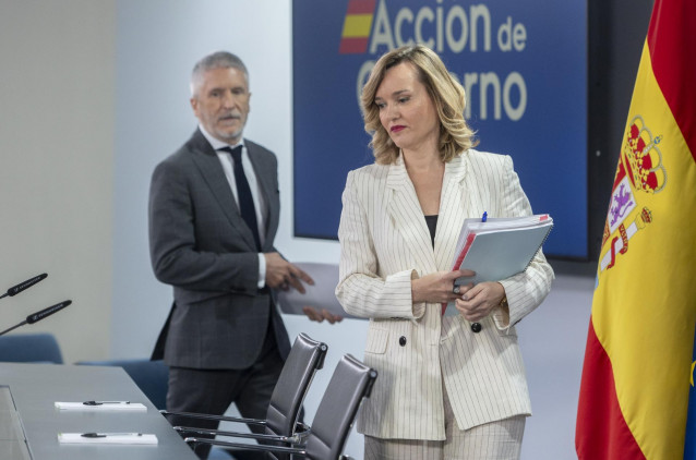 El ministro de Interior, Fernando Grande-Marlaska y la ministra Portavoz, Pilar Alegría, llegan a una rueda de prensa posterior a la reunión del Consejo de Ministros, en el Palacio de La Moncloa, a 8 de julio de 2025, en Madrid (España).