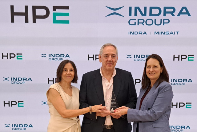 De izquierda a derecha, Delia Boga directora global de Infraestructuras Digitales y Comunnicaciones en Indra Group; Salvador Beltrán, director Sistemas en DIC (Minsait), y Erika Araujo, directora Canal Sur Europa y LATAM HPE.