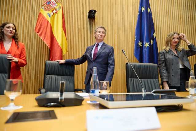 (I-D) La portavoz del PP en el Congreso, Ester Muñoz; el presidente del PP, Alberto Núñez Feijóo, y la portavoz del PP en el Senado, Alicia García, durante la reunión plenaria de los grupos parlamentarios del Partido Popular del Congreso y del Senado, a 8